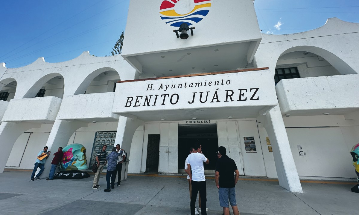 Empresarios en las afueras del Ayuntamiento de Benito Juárez.