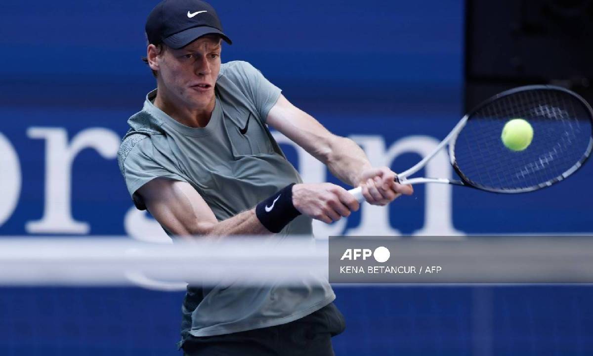 El italiano Jannik Sinner juega una revancha contra el australiano Christopher O'Connell durante su partido de tercera ronda del US Open.