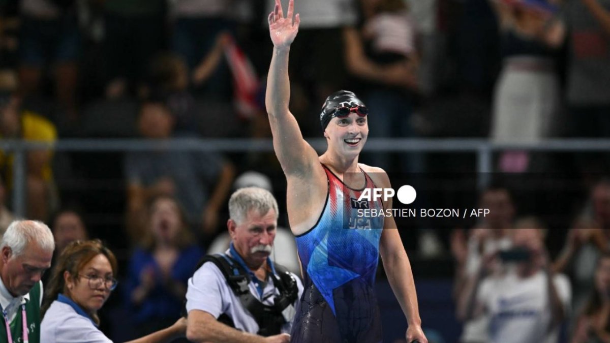 La estadounidense Katie Ledecky celebra después de ganar la final de la prueba de natación femenina de 800 m estilo libre.