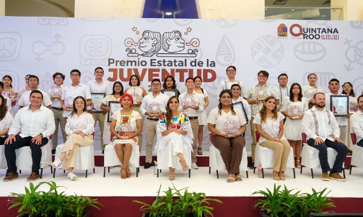 Mara Lezama entregó premios a los jóvenes.