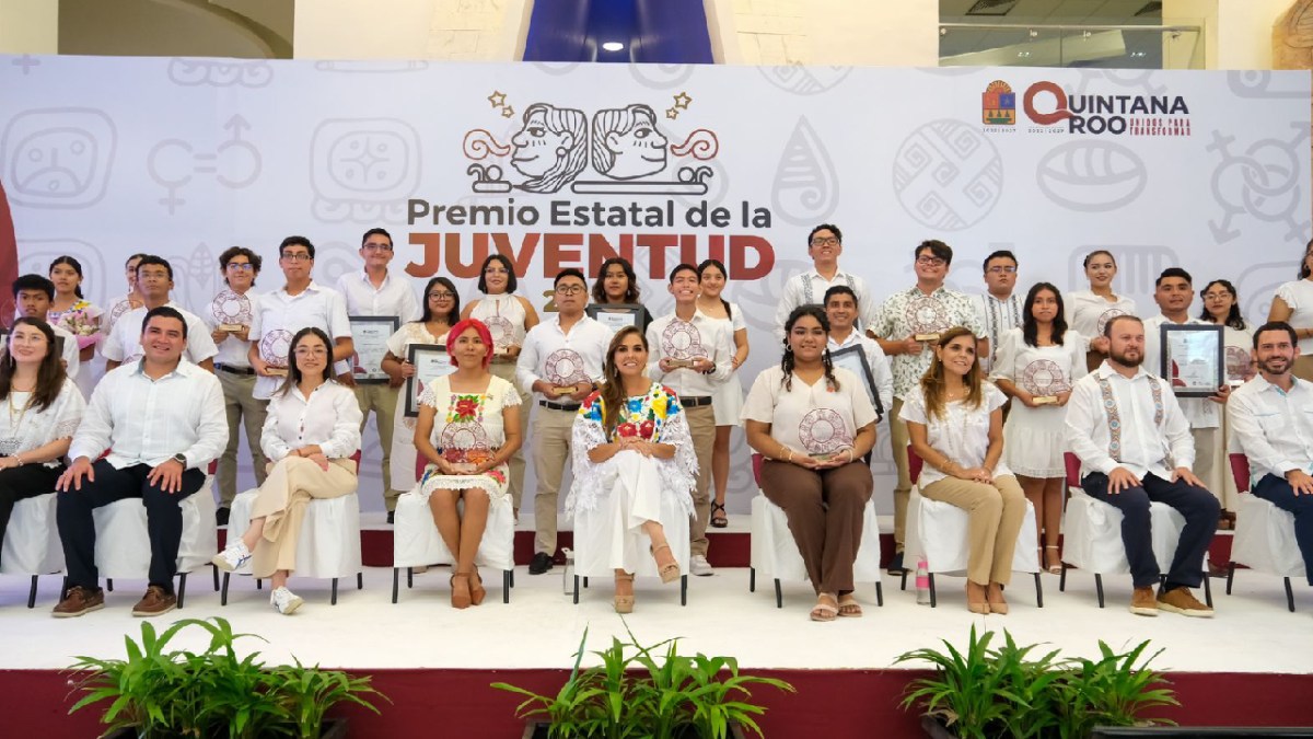 Mara Lezama entregó premios a los jóvenes.