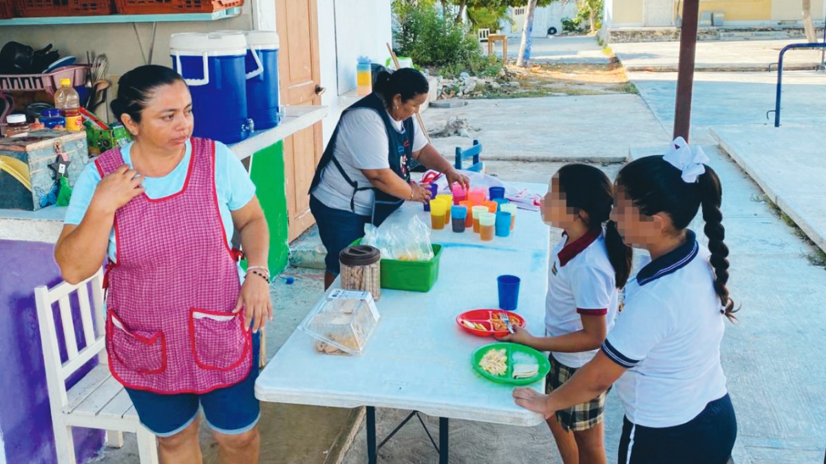 Las organizaciones civiles acusan a la SEP de omisión por no publicar los lineamientos para la venta de alimentos en los planteles.