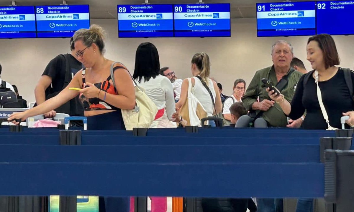 Viajeros en el Aeropuerto Internacional de Cancún.