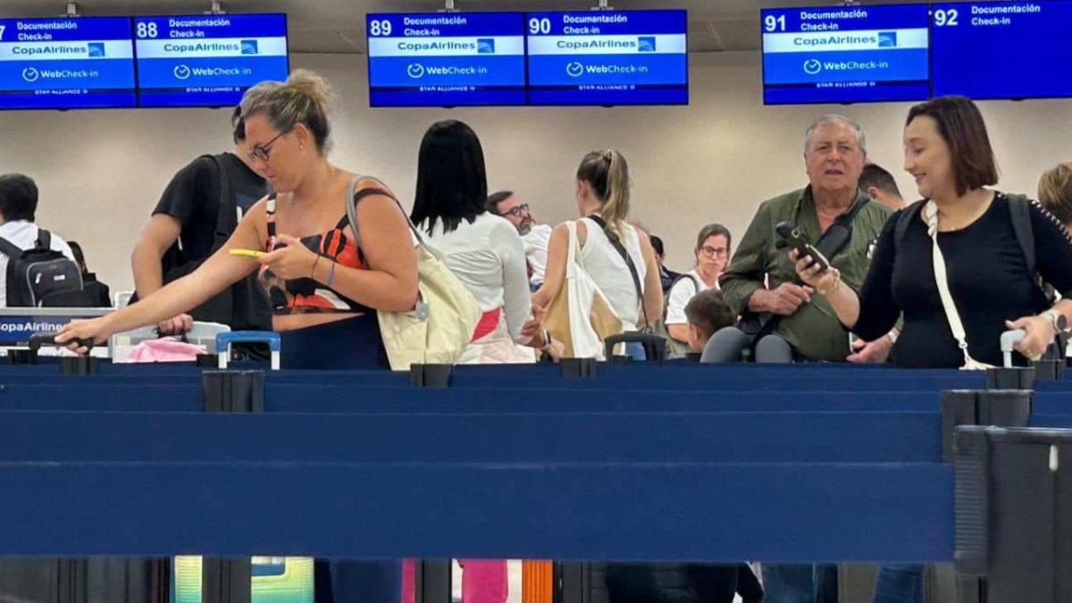 Viajeros en el Aeropuerto Internacional de Cancún.