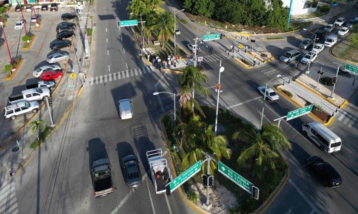 Cruces semaforizados en Cancún.