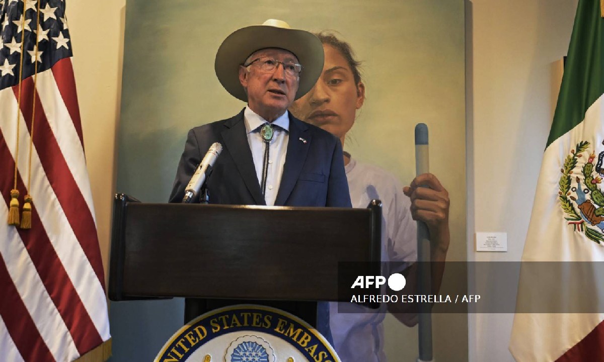 Ken Salazar recibió apoyo del gobierno de su país.