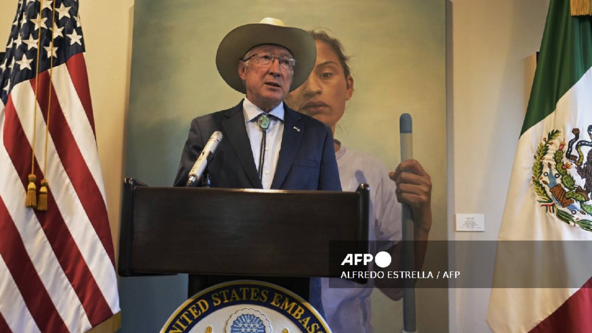 Ken Salazar recibió apoyo del gobierno de su país.