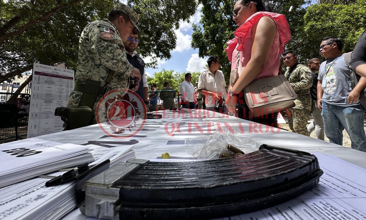 Canje de armas de la Sedena en la Feria de Paz en Villas Othoch, Cancún.