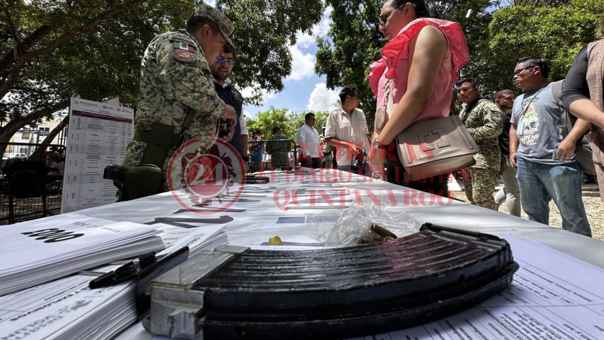 Canje de armas de la Sedena en la Feria de Paz en Villas Othoch, Cancún.