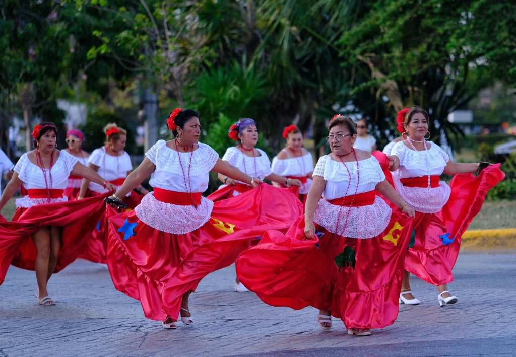 Mujeres cancunenses danzan en el centro de Cancún.