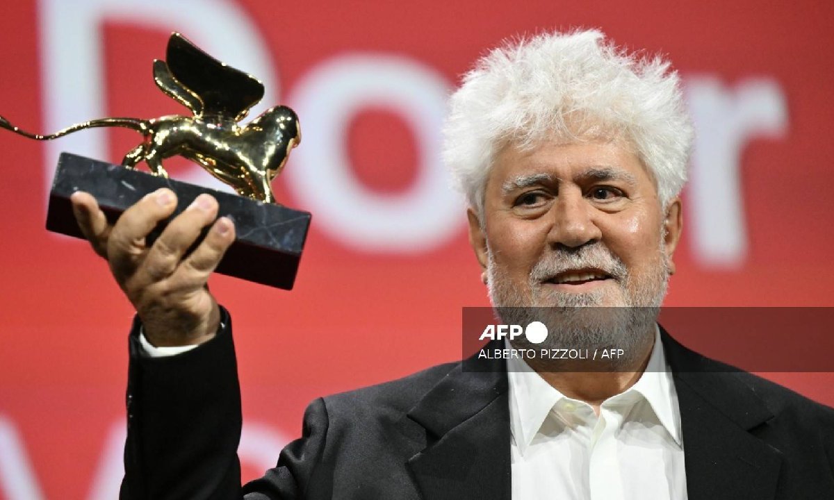 Pedro Almodóvar posa con el León de Oro a la Mejor Película.