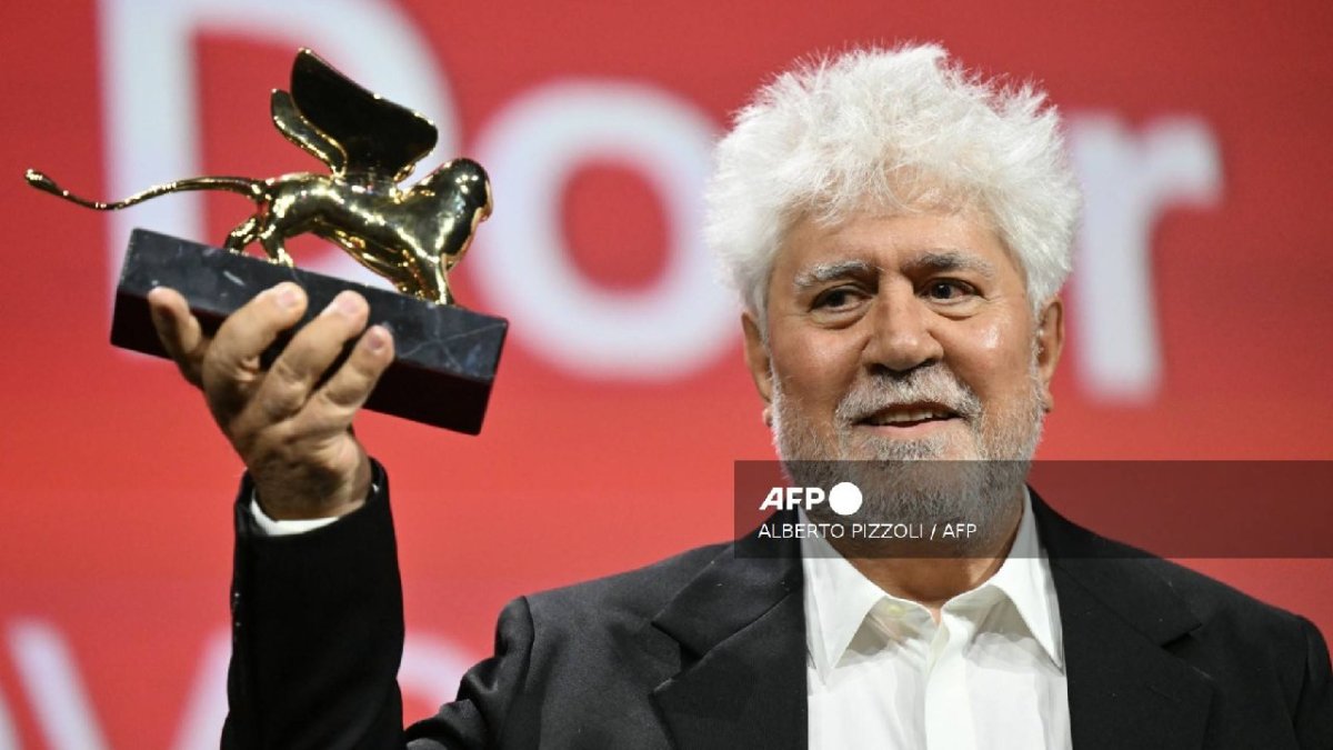 Pedro Almodóvar posa con el León de Oro a la Mejor Película.