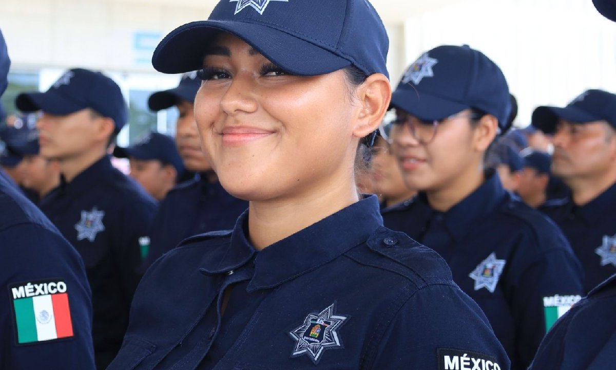 Una mujer policía sonriendo.