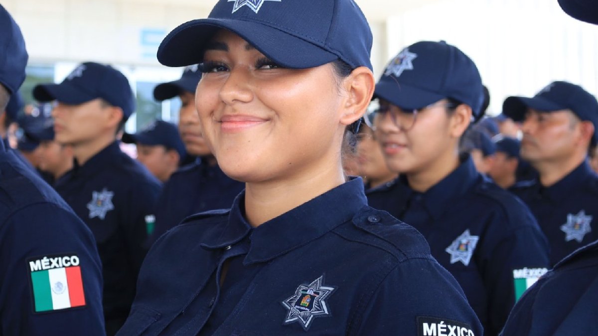 Una mujer policía sonriendo.