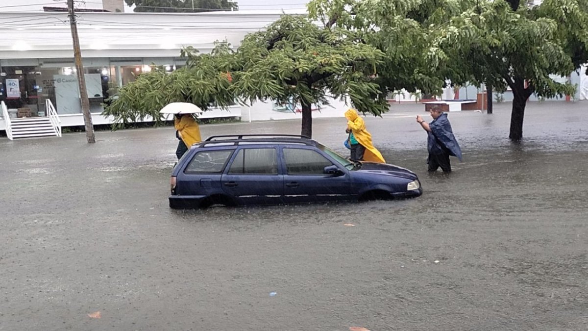 Personal del Imoveqroo auxilia a un conductor varado en la tormenta Helene.