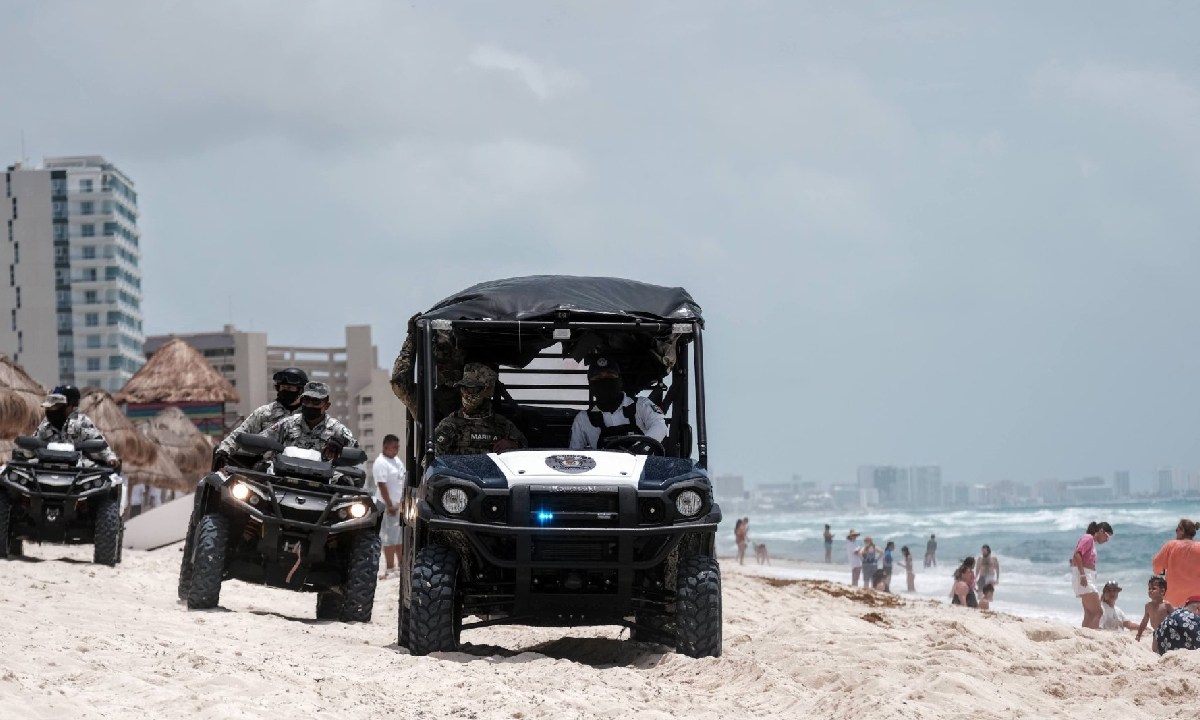 Patrullajes en una playa de Cancún.