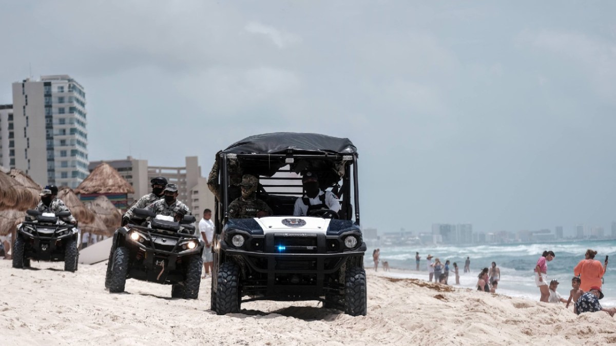 Patrullajes en una playa de Cancún.