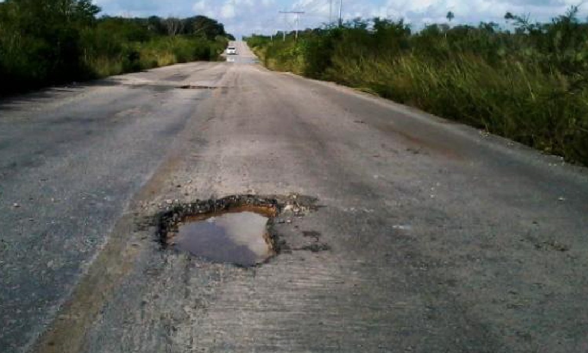 Innumerables baches en la carretera.