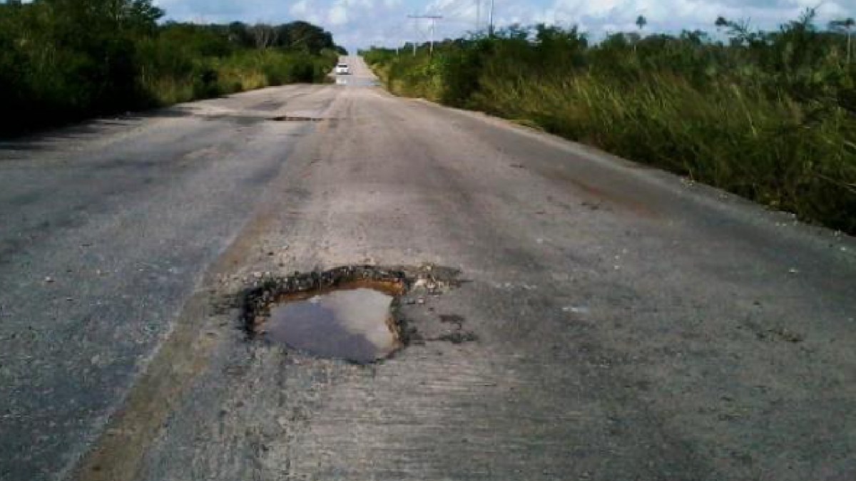 Innumerables baches en la carretera.