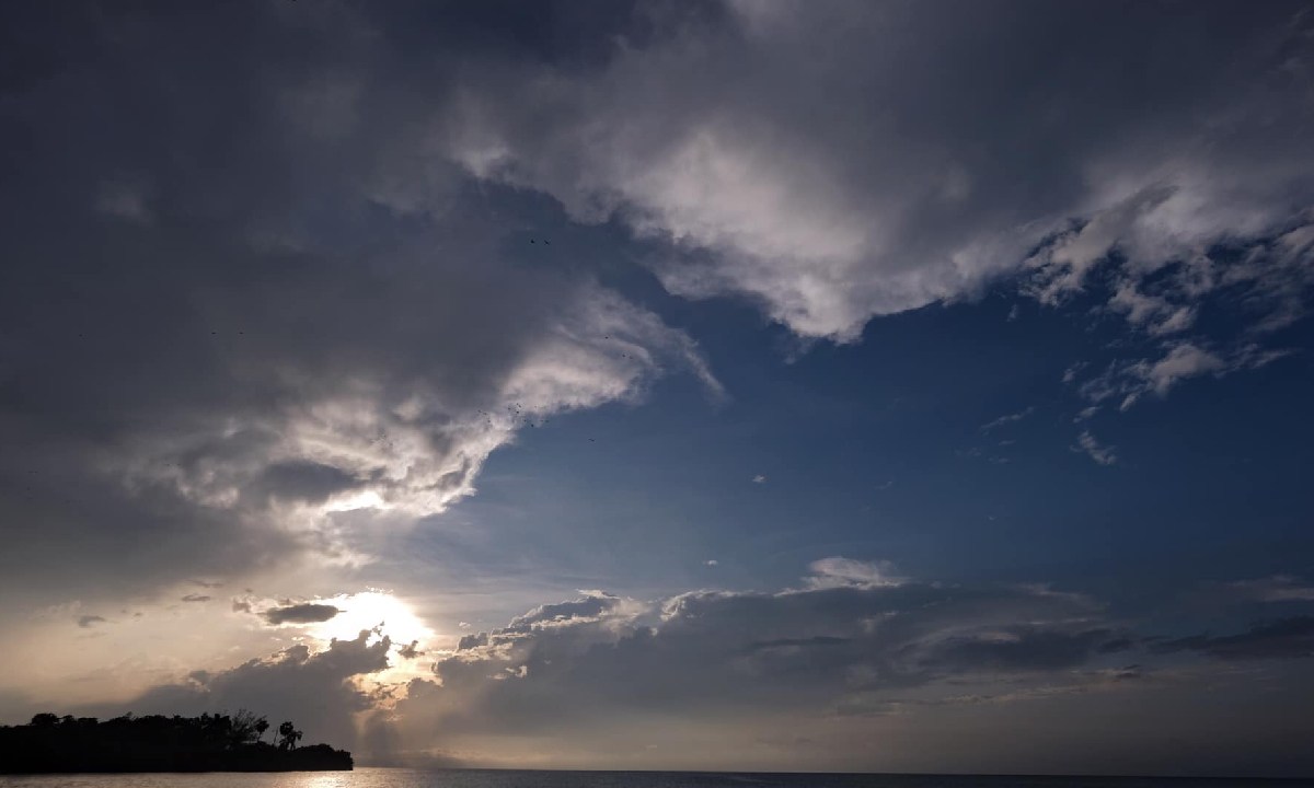 El clima será caluroso con posibilidades de lluvias.