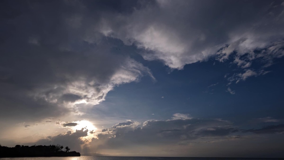 El clima será caluroso con posibilidades de lluvias.