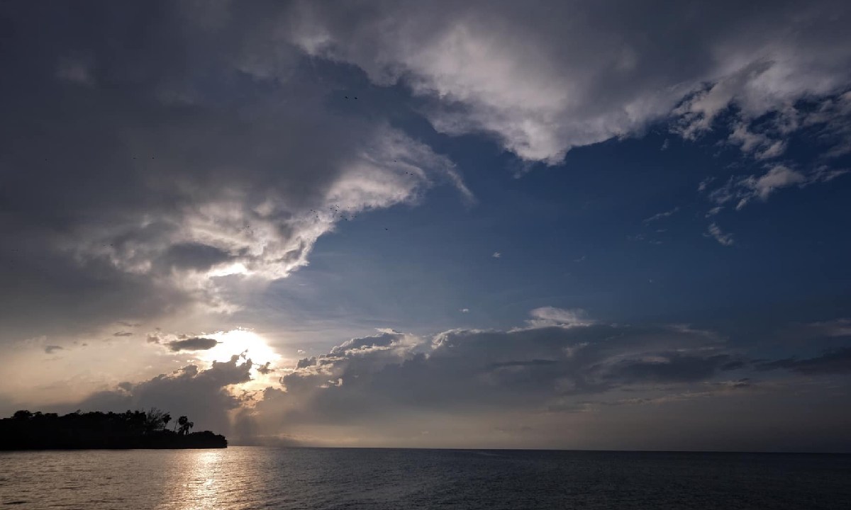 El clima será caluroso con lluvias.