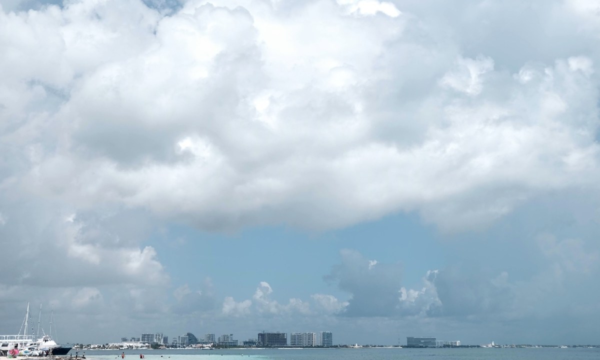 El clima será caluroso con algunas lluvias.