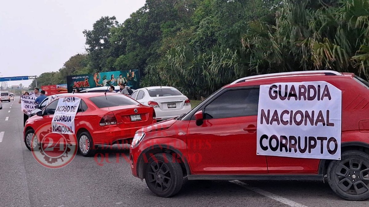 Manifestación de conductores de Uber en Cancún.