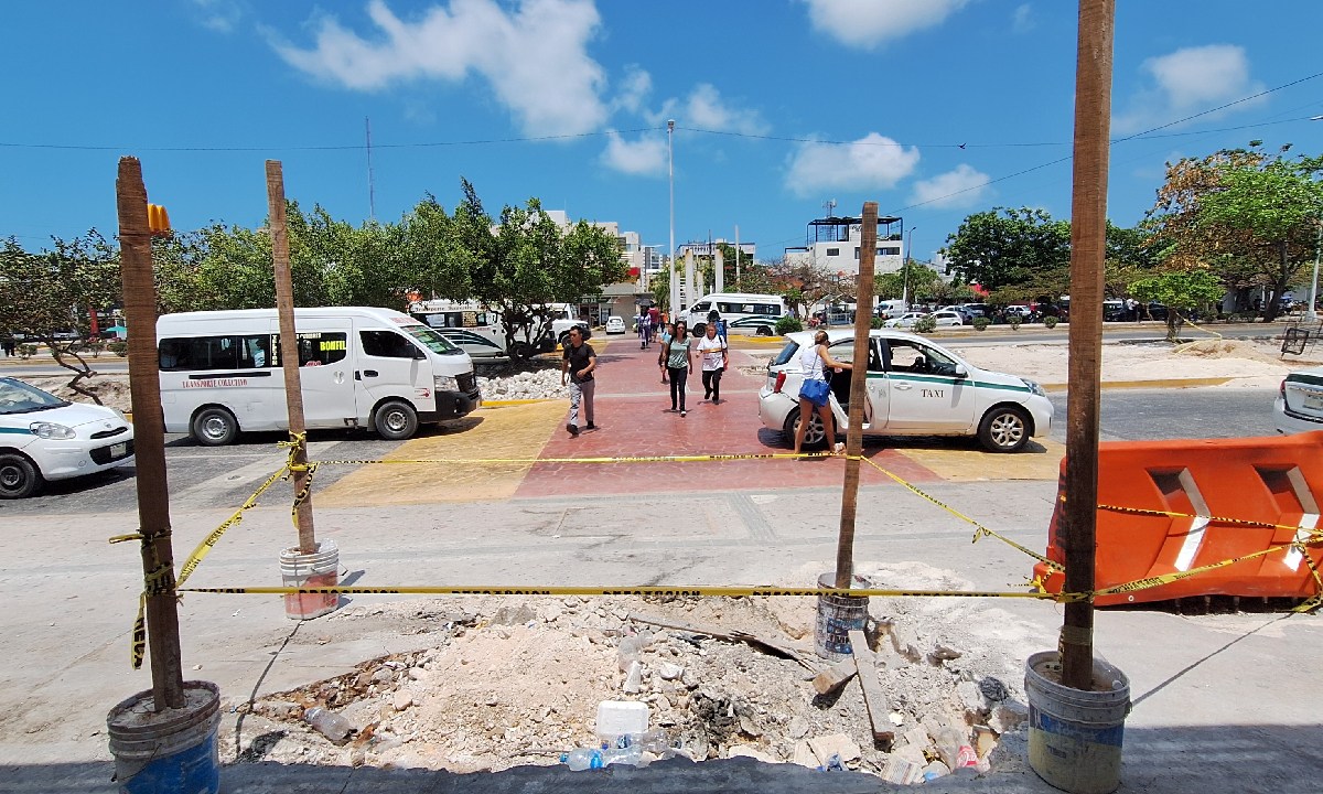 Los pasos peatonales siguen en construcción.