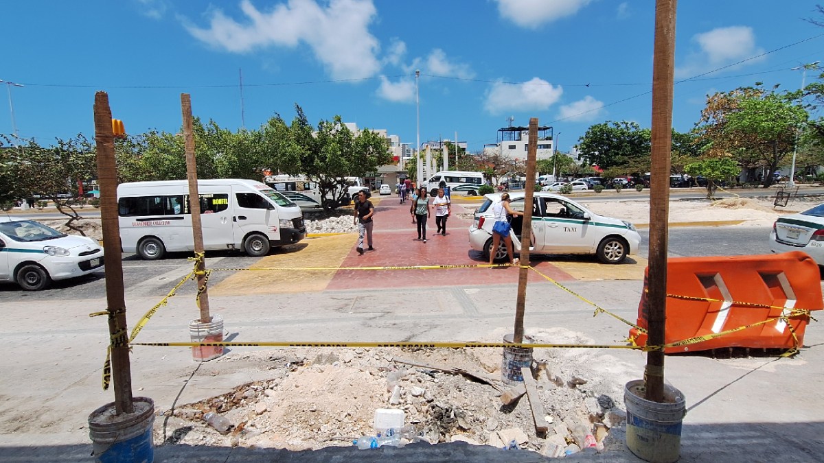 Los pasos peatonales siguen en construcción.