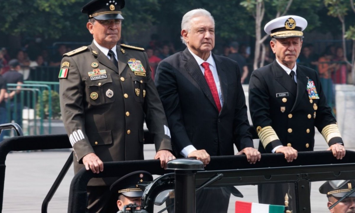 AMLO y líderes de las fuerzas armadas nacionales.