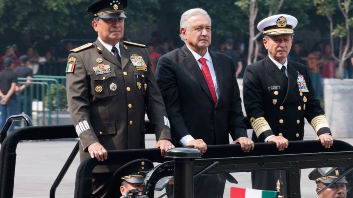 AMLO y líderes de las fuerzas armadas nacionales.