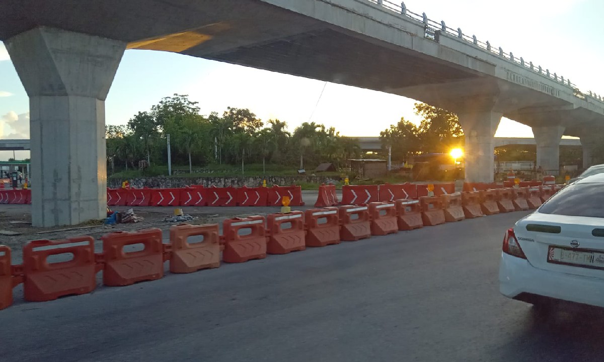 Continúan algunos cierres viales en Cancún.