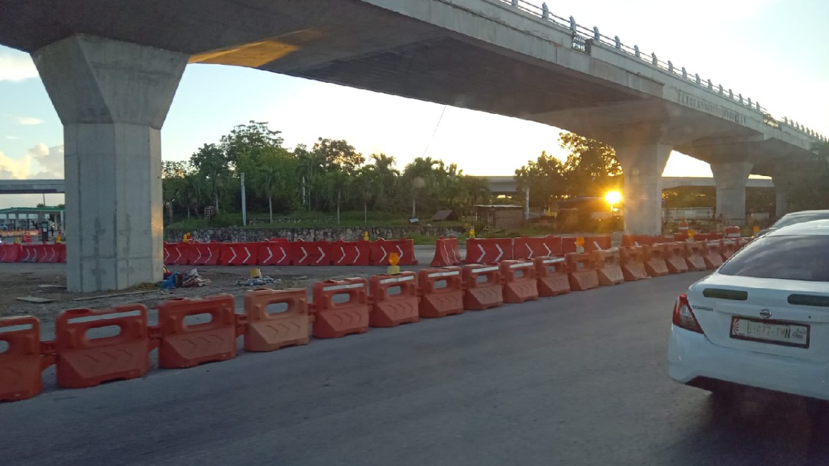 Continúan algunos cierres viales en Cancún.