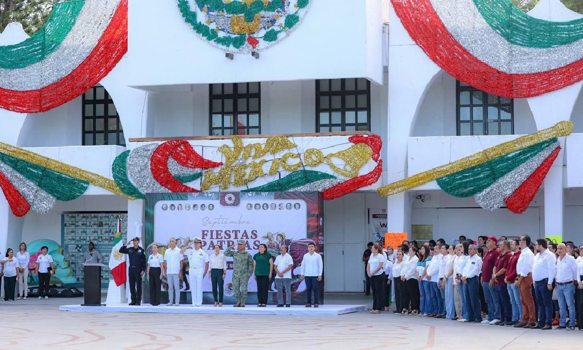 Ceremonia cívica de izamiento de la bandera por inicio de las Fiestas Patrias 2024.