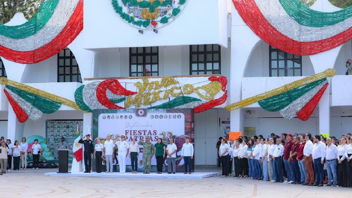 Ceremonia cívica de izamiento de la bandera por inicio de las Fiestas Patrias 2024.