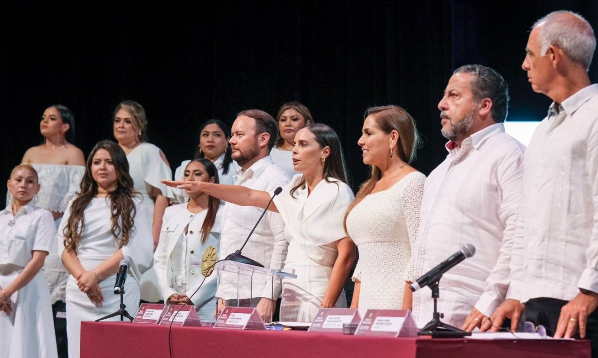 Ana Paty Peralta y autoridades, en el Teatro de la Ciudad de Cancún.