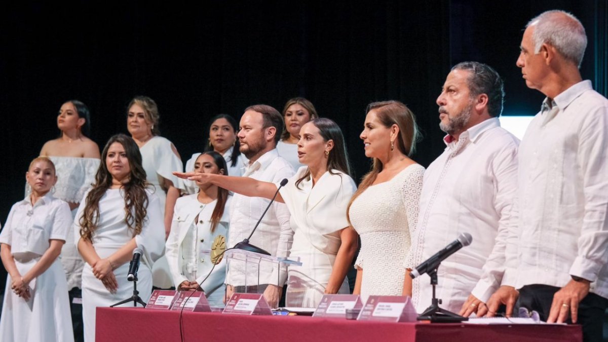 Ana Paty Peralta y autoridades, en el Teatro de la Ciudad de Cancún.