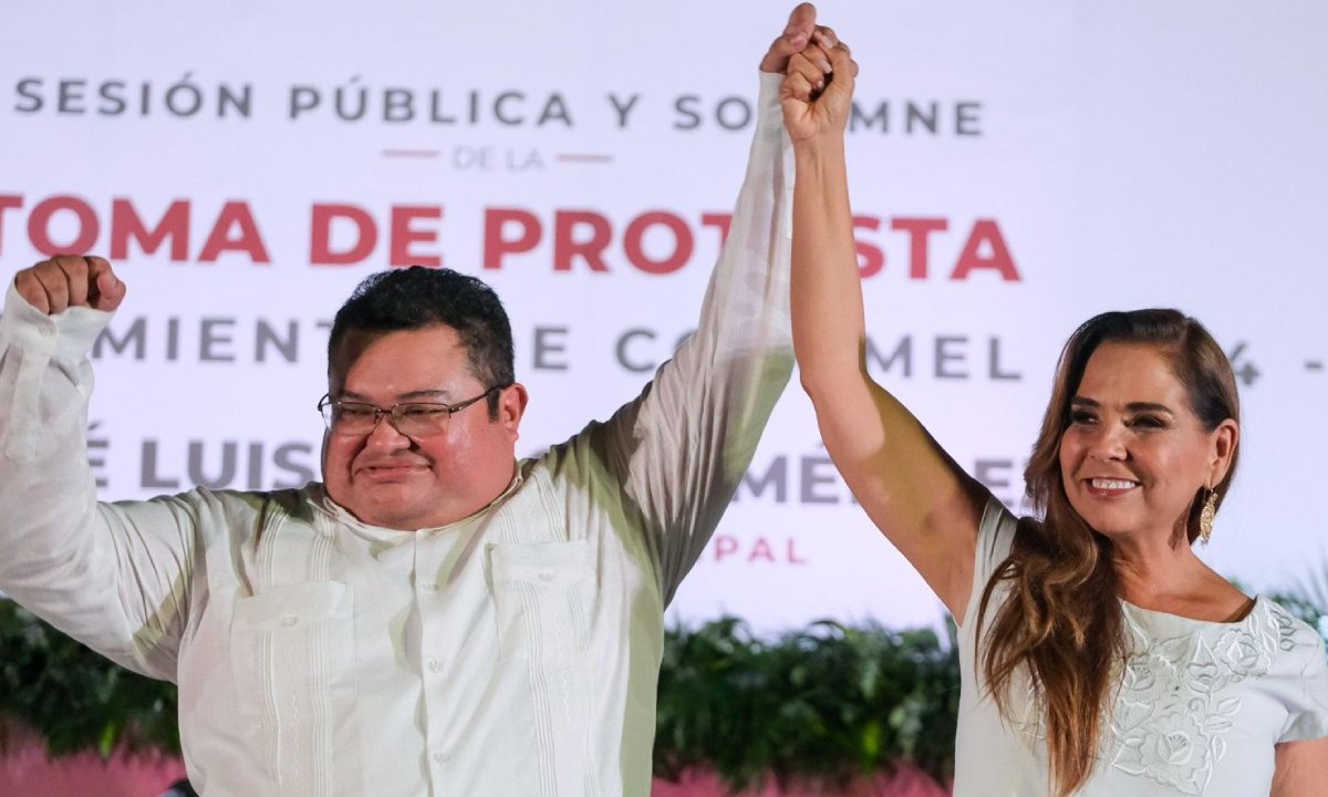 José Luis Chacón, alcalde de Cozumel, junto a Mara Lezama.