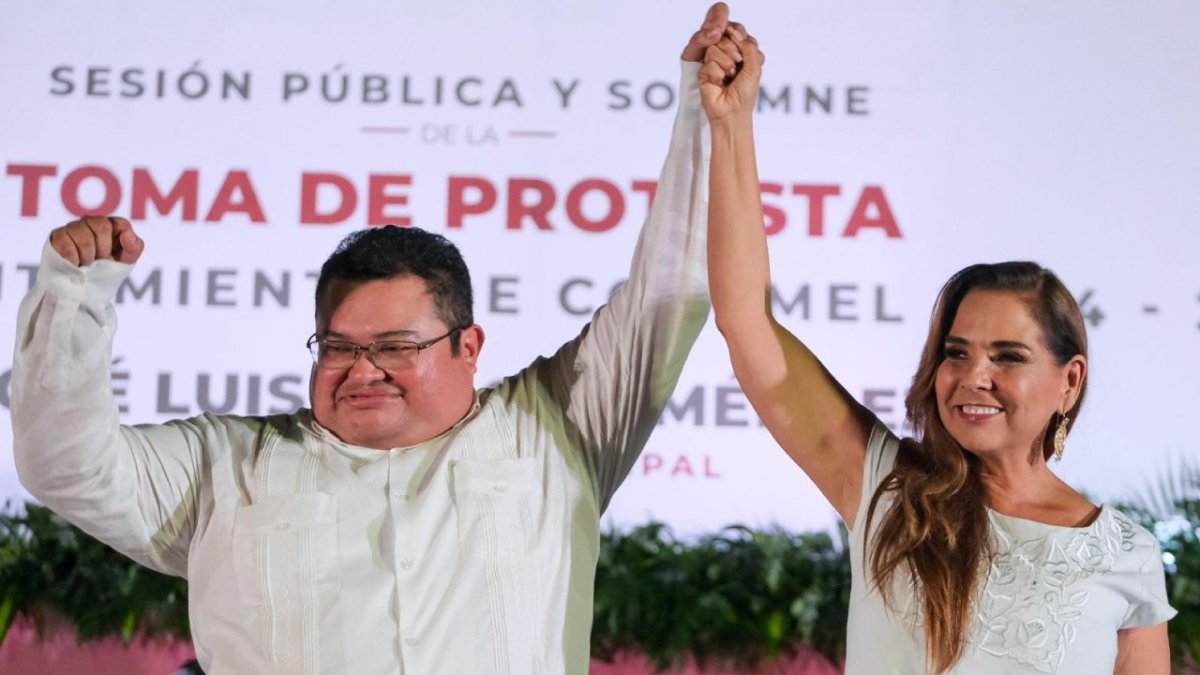 José Luis Chacón, alcalde de Cozumel, junto a Mara Lezama.