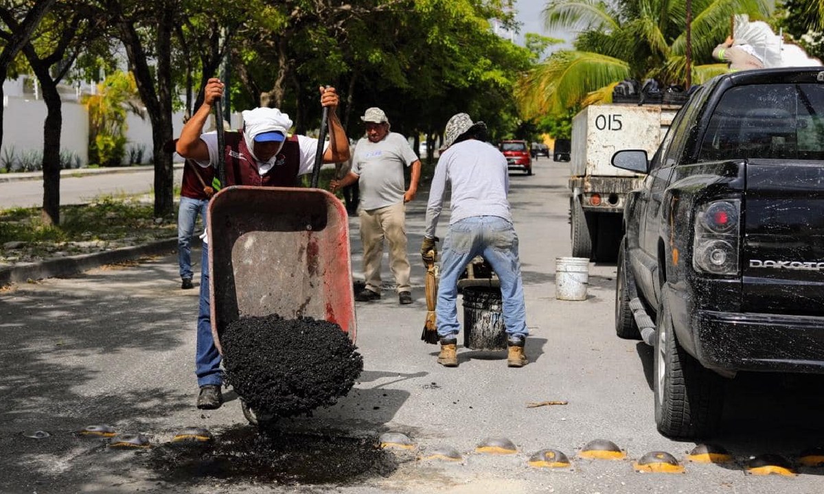 El programa de bacheo se mantiene en Cancún.