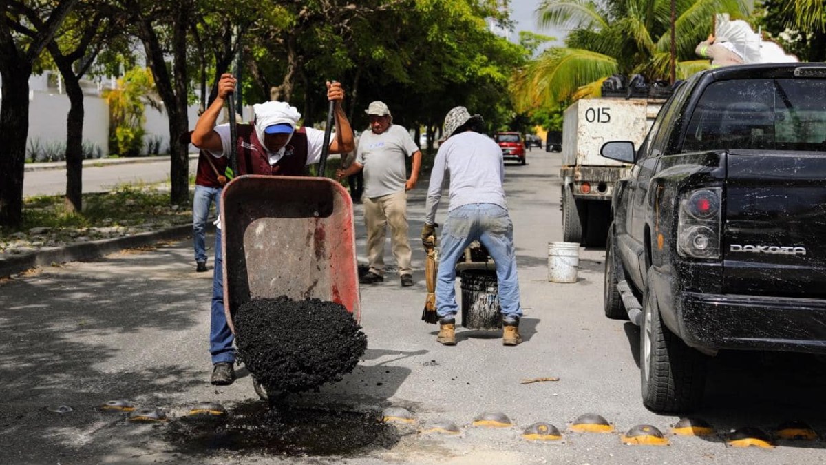 El programa de bacheo se mantiene en Cancún.