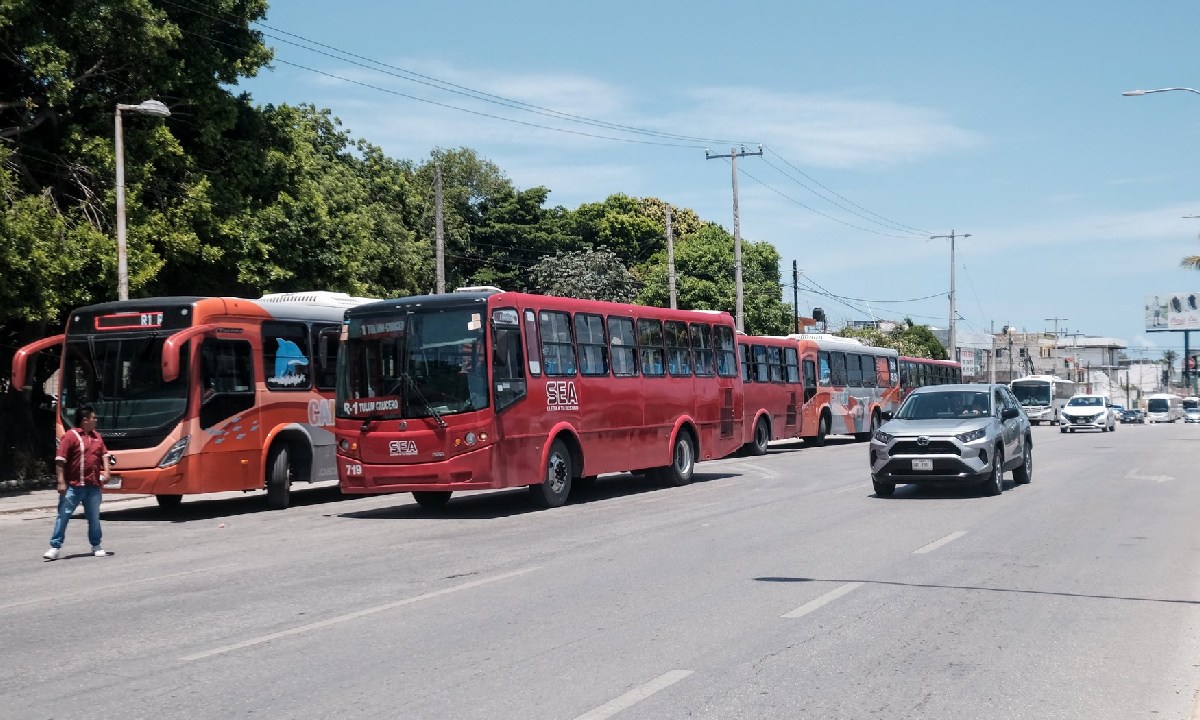 Continúan los cierres viales en varios puntos.