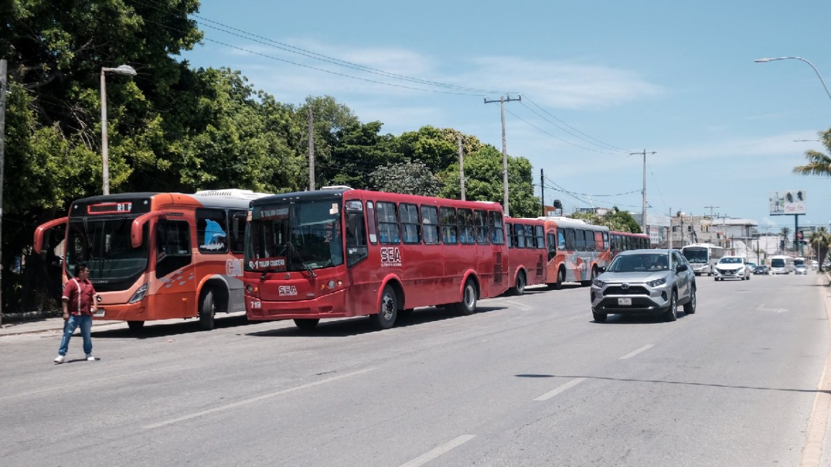 Continúan los cierres viales en varios puntos.