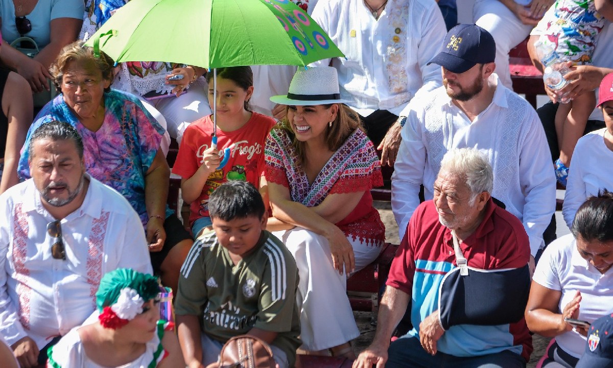 La gobernadora Mara Lezama encabezó la ceremonia del desfile.