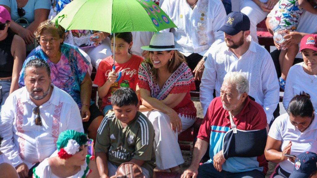 La gobernadora Mara Lezama encabezó la ceremonia del desfile.