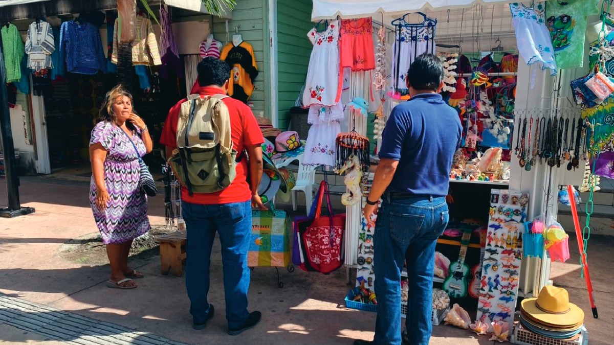 Comerciantes ambulantes, sin control en la isla.