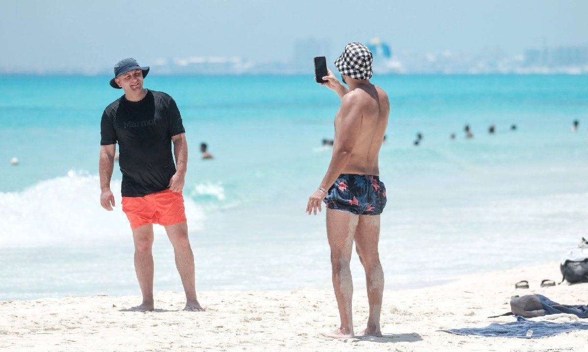 Turistas en la playa de Cancún.