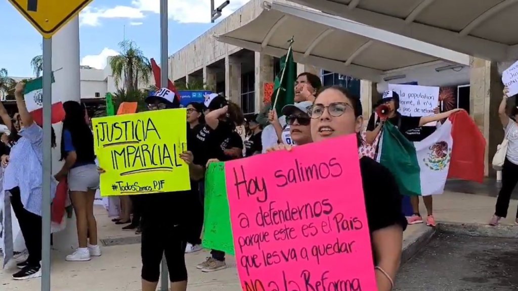 Manifestación en el Aeropuerto Internacional de Cancún.