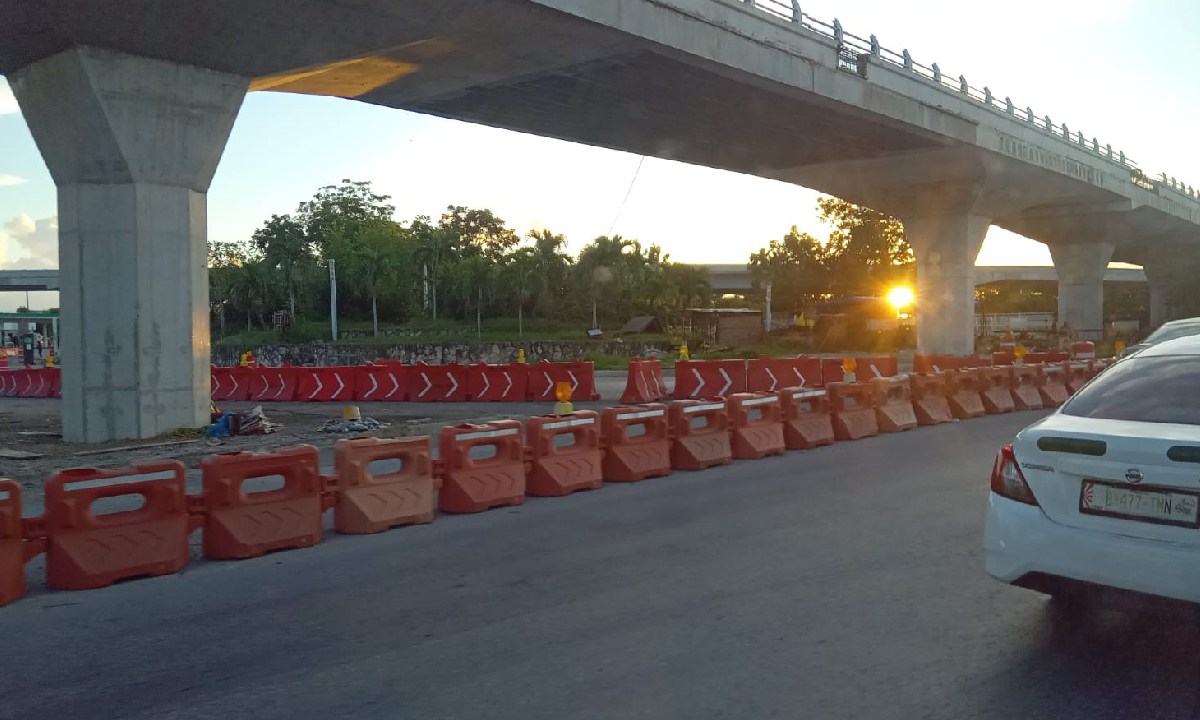 Continúan algunos cierres viales en Cancún.